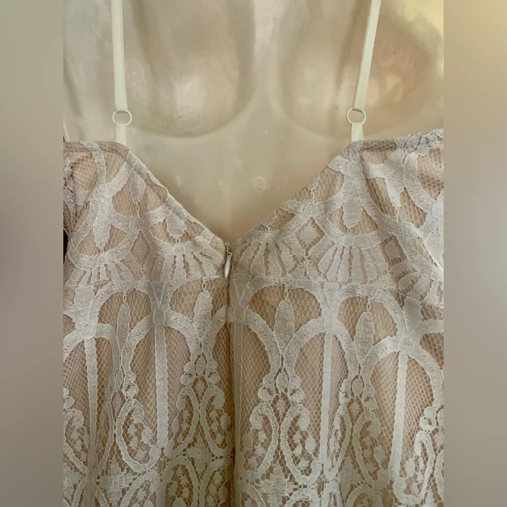 Tobi lace overlay beige with white lace dress with fringed trim Women’s Medium M - Picture 6 of 8